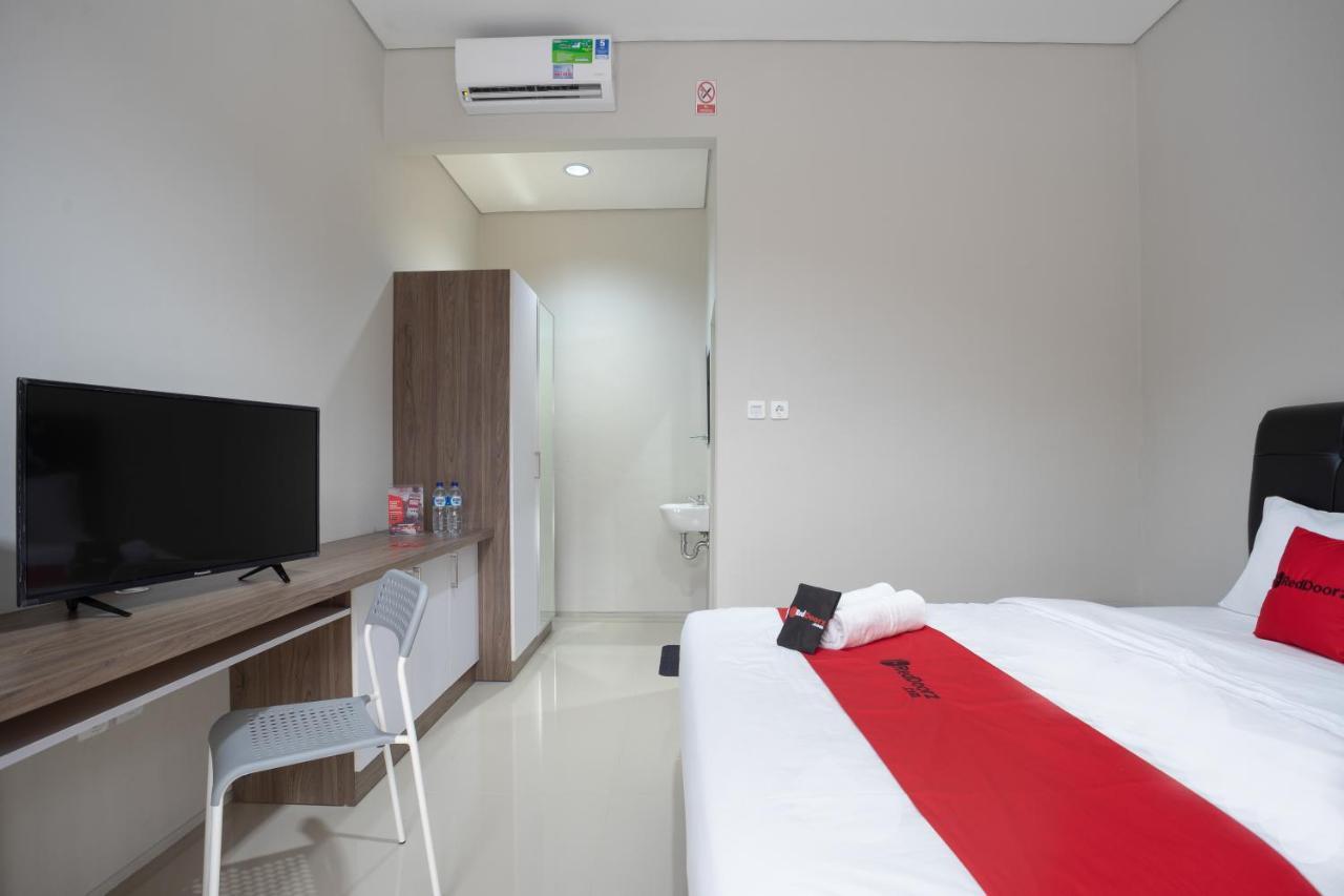 Reddoorz Plus Near Jiexpo Kemayoran Jakarta Bagian luar foto
